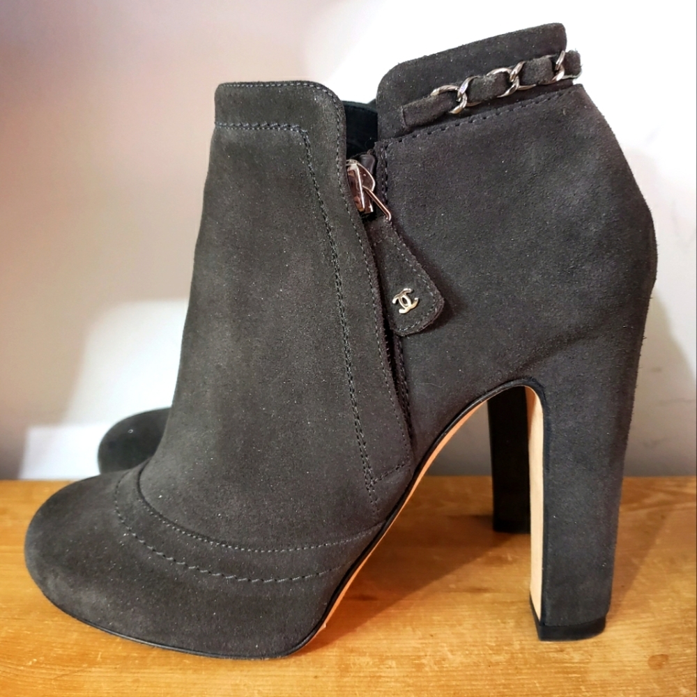 AUTH Chanel Size 35.5 US 5.5 Chain Trim Dark Grey Glitter Suede 4 Inch Booties